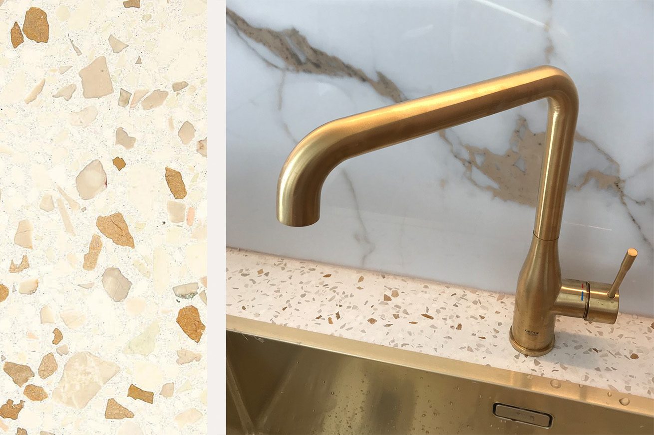 Rénovation complète d'une villa haute de gamme à Pessac - détail cuisine évier laiton et plan de travail terrazzo