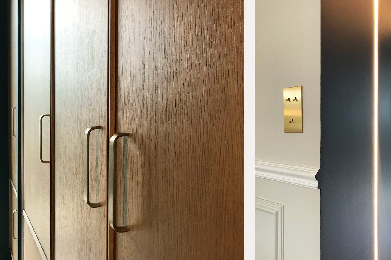 Rénovation complète d'une villa haute de gamme à Pessac - détails rangement sur-mesure de l'entrée, interrupteurs laiton et ruban led intégré aux murs